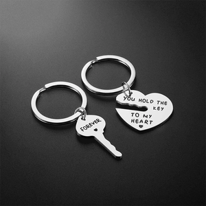 Porte-clés couple en acier inoxydable poli avec gravure cœur et clé romantique