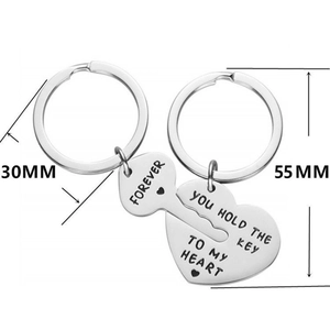 Porte-clés de couple en acier inoxydable poli avec pendentifs cœur et clé d'amour