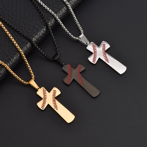 Collier croix sport en acier inoxydable avec coutures de baseball en or noir et argent