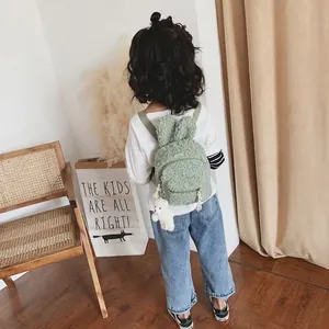 Sac à dos vert en laine pour enfants avec oreilles de lapin et peluche d'ours