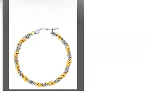 Détail de grandes créoles avec design de corde torsadée bicolore or et argent