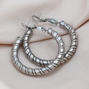 Boucles d'oreilles créoles polies en acier argenté avec texture spirale élégante