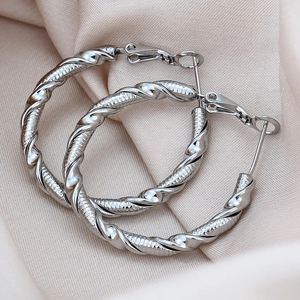 Boucles d'oreilles créoles torsadées en acier titane avec texture argentée 18k