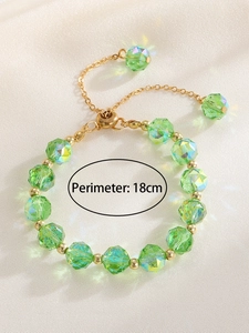 Detail of green crystal beaded bracelet with adjustable gold chain and 18cm perimeter