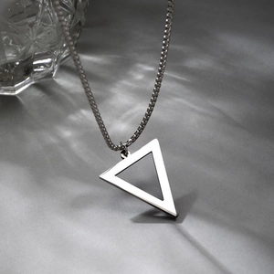 Collar minimalista con colgante de triángulo plateado en acero inoxidable para hombre