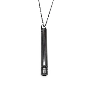 Minimalistische schwarze Edelstahl-Achtsamkeitspfeifen-Halskette mit mattem Zylinderanhänger