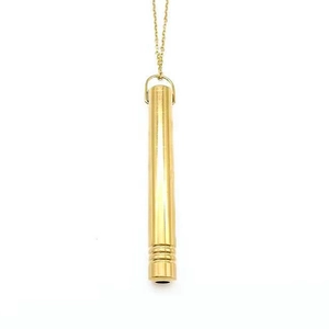 Detailaufnahme einer minimalistischen goldnen Zylinder-Halskette mit feiner Ringgravur am Ende