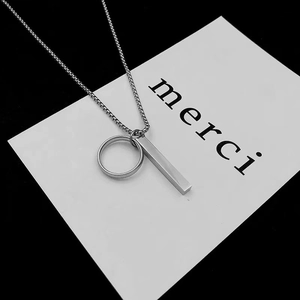 Collier minimaliste en acier inoxydable avec pendentif barre et anneau sur carte