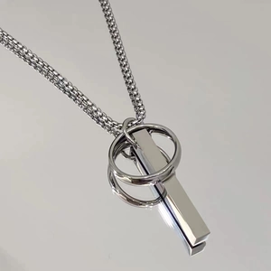 Détail du collier avec pendentif barre géométrique polie et chaîne à maillons carrés