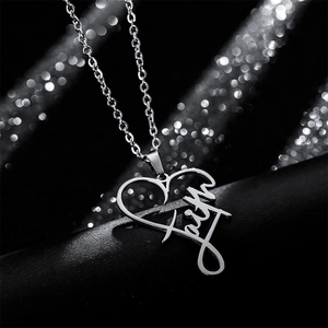 Collier minimaliste en acier inoxydable avec pendentif cœur Faith sur fond texturé