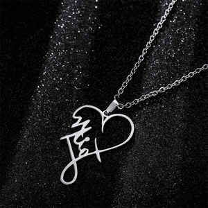 Collier poli en acier inoxydable avec pendentif cœur ajouré sur fond noir