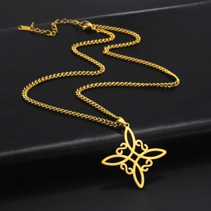 Collier en acier inoxydable doré avec pendentif nœud celtique sur présentoir en cuir