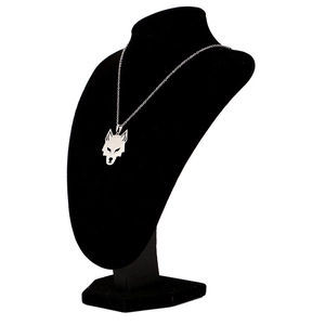 Détail du collier tête de loup au design géométrique creux sur mannequin noir