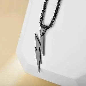 Minimalistische zwarte bliksemschicht hanger ketting voor heren van duurzaam titanium