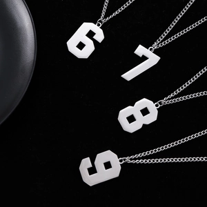 Collier minimaliste en argent avec pendentifs chiffres arabes et incrustation en acrylique