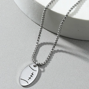 Detalle de collar con colgante de fútbol americano en acero inoxidable plateado pulido