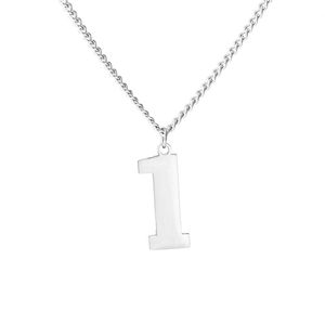 Vue détaillée du collier en acier inoxydable argenté avec pendentif numéro 1 poli