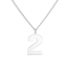 Gros plan d'un collier en acier inoxydable argenté avec pendentif numéro deux