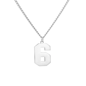 Détail du pendentif numéro 6 argenté avec finition polie et chaîne à mailles forçat