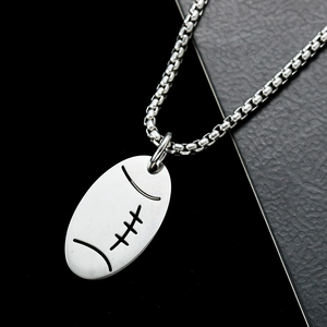 Collar con colgante de rugby de acero inoxidable plateado pulido con cadena box para hombre