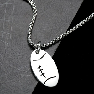 Collar con colgante de fútbol americano en acero inoxidable pulido y cadena de caja para hombre