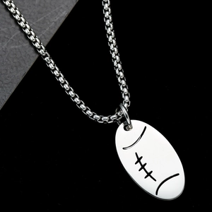 Collar con colgante de fútbol americano en acero inoxidable pulido con cadena veneciana