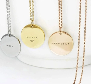 Tre collane con disco personalizzabile in argento, oro e oro rosa con incisione personalizzata