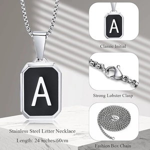 Detail van de zwarte rechthoekige letter A hanger aan een 60 cm stalen schakelketting