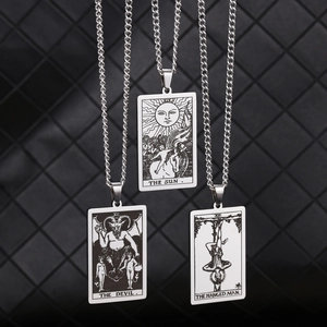 Colgantes de tarot de acero inoxidable con diseños de El Sol, El Diablo y El Colgado