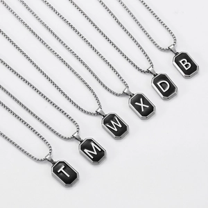 Unisex roestvrijstalen ketting met achthoekige letterhanger en zwart emaille inleg