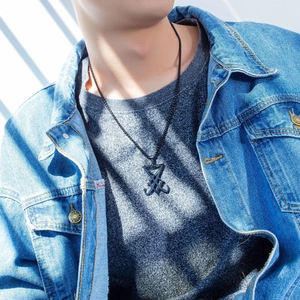 Détail du pendentif sceau de Lucifer noir mat sur mannequin homme avec ombres artistiques