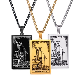 Detalle de tres collares de tarot El Mago en acabados oro, plata y negro