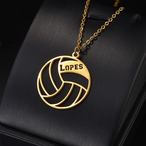 Collar con colgante de voleibol dorado personalizado con grabado LOPES en fondo negro