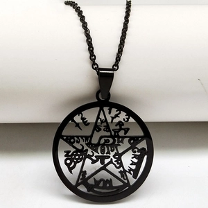 Zwarte roestvrijstalen ketting met pentagram hanger en mystieke cirkelvormige gravures