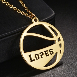 Detalle del collar con colgante de baloncesto personalizado con nombre Lopes en oro