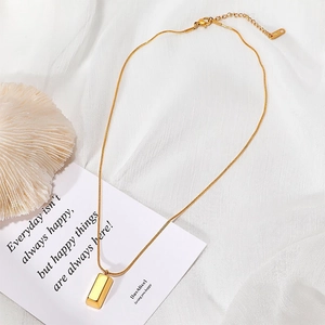 Collier minimaliste à pendentif lingot d'or avec chaîne serpent et fermoir réglable