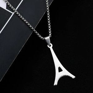 Collar con colgante de Torre Eiffel en acero inoxidable plateado con diseño hueco tallado