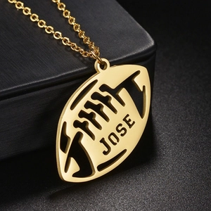 Vista detallada del colgante de fútbol americano dorado con grabado personalizado Jose