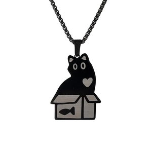 Detail van een zwarte kat hanger in een doos met visicoon en hartje aan een boxketting