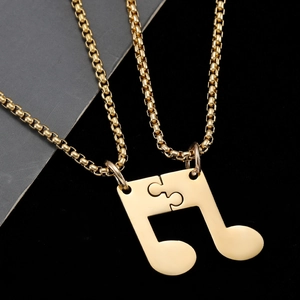 Ensemble de colliers puzzle notes de musique en or poli pour couples sur fond sombre