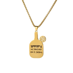 Detail der goldenen Pickleball-Halskette mit Zitat und hochwertiger Box-Kette