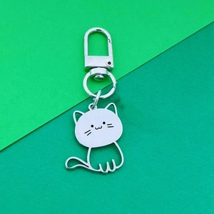 Porte-clés minimaliste en acier inoxydable en forme de chat avec un visage gravé