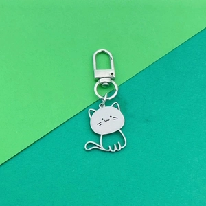 Porte-clés chat minimaliste en acier inoxydable argenté avec finition polie et fermoir