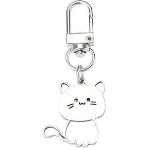 Vue macro détaillée du joli porte-clés chat de dessin animé en acier inoxydable argenté