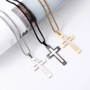 Trois colliers avec pendentif croix en acier inoxydable en or, argent et noir