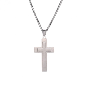 Détail du pendentif double croix argentée avec finition mate et chaîne à mailles carrées