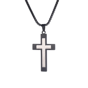 Détail du pendentif croix double couche en acier inoxydable brossé argent et noir