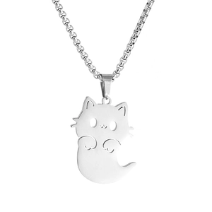Gros plan du collier minimaliste en acier inoxydable avec un joli pendentif chat évidé