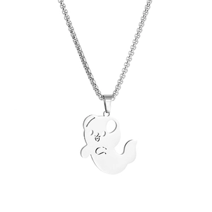 Détail du pendentif fantôme en argent sur une fine chaîne en acier inoxydable