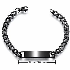 Détail du bracelet gourmette en acier noir avec une plaque personnalisable de 50mm
